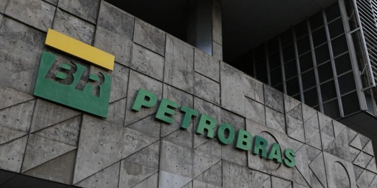 petrobras-anuncia-lucro-liquido-de-r$-32,7-bi no-terceiro-trimestre