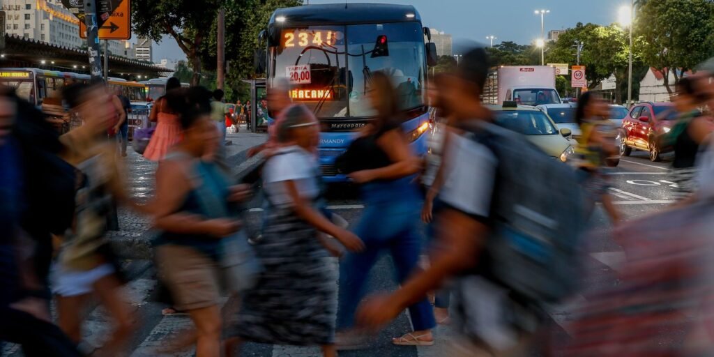 empresas-pagavam,-em-media,-15,8%-mais-a-homens-que-a-mulheres-em-2023