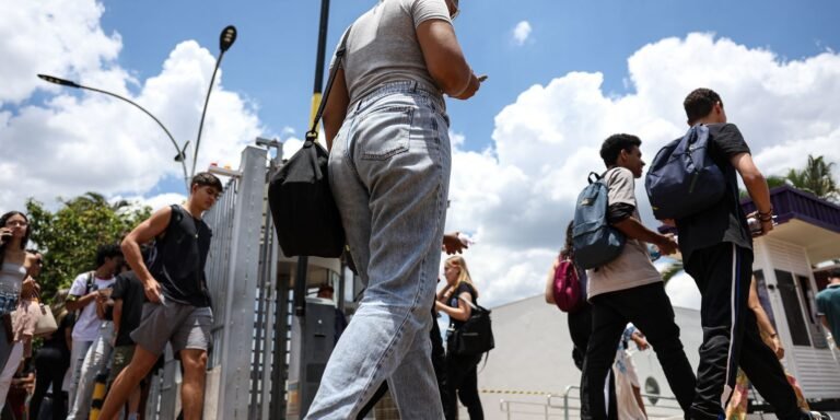 no-df,-candidatos-do-enem-chegam-cedo-sob-sol-forte-e-ansiedade