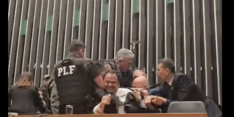 entidades-condenam-retirada-da-imprensa-na-camara