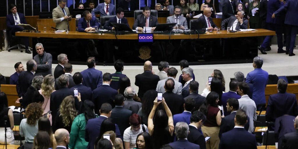 camara-retoma-trabalhos-apos-retirada-a-forca-de-braga