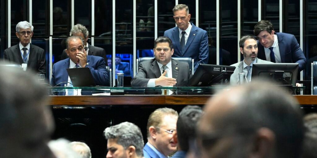 senado-aprova-reducao-da-pena-de-condenados-pelo-8/1-e-trama-golpista