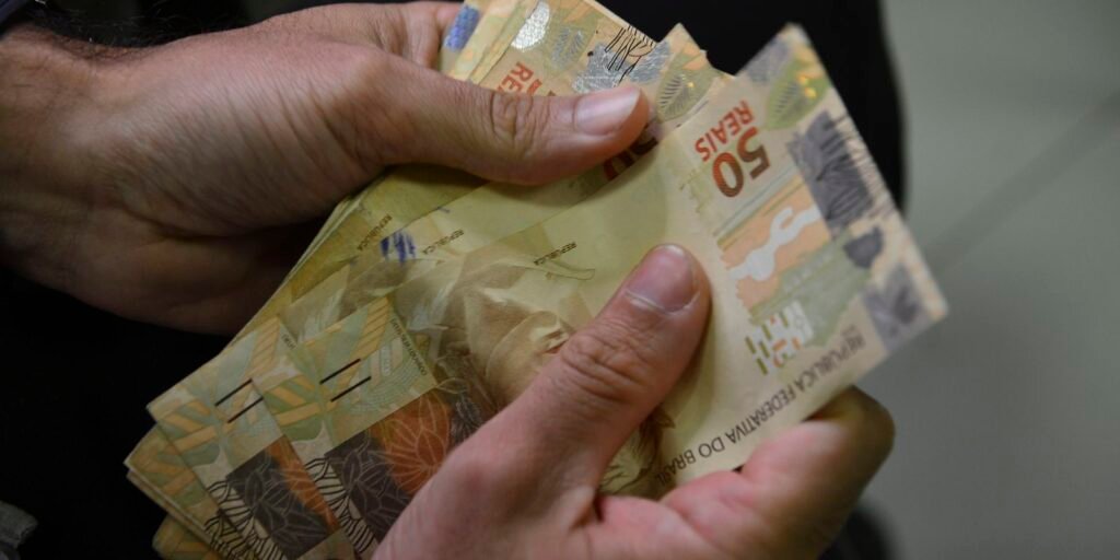 consulta-ao-abono-salarial-estara-disponivel-a-partir-de-amanha