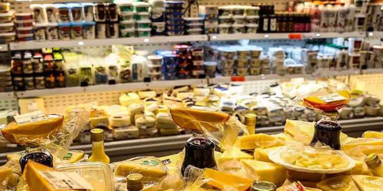 credito-e-emprego-explicam-vendas-no-comercio-em-patamar-recorde