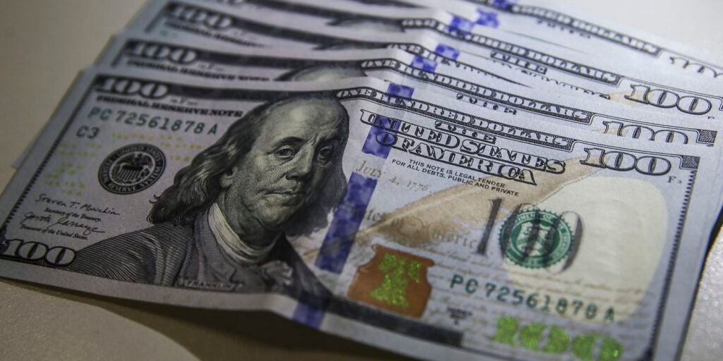dolar-cai-a-r$-5,20-com-melhora-do-cenario-externo