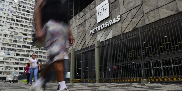 petrobras-diz-entregar-todo-o-combustivel-produzido-nas-refinarias